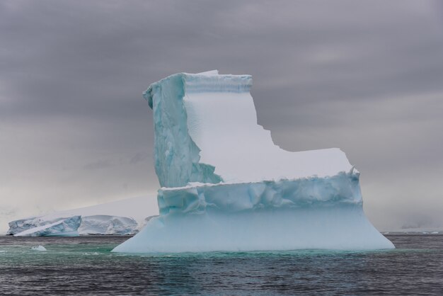Eisberg im antarktischen Meer