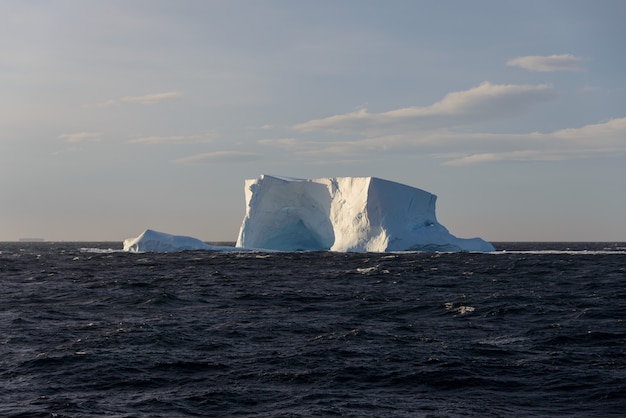 Eisberg im antarktischen Meer