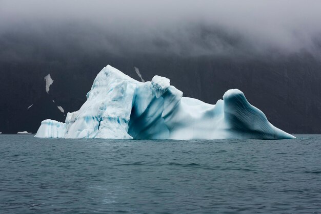 Foto eisberg im meer gegen berge