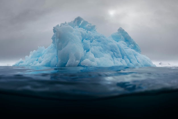 Eisberg im Meer gegen den Himmel