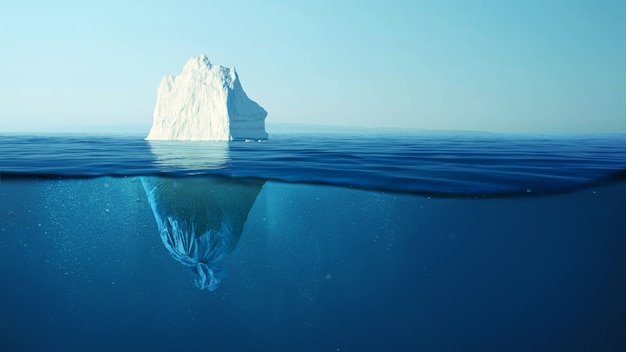 Eisberg mit einem Plastikmüllsack unter Wasser, das Konzept der Verschmutzung der Ozeane und der Natur. Müll im Wasser und schmelzende Gletscher. Umweltverschmutzung