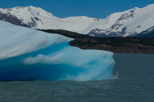 Foto eisberg schwimmt auf dem lago argentino