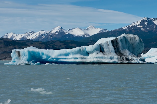 Foto eisberg schwimmt auf dem lago argentino