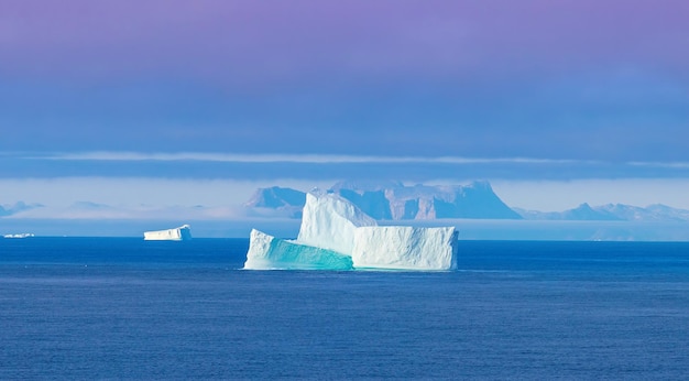 Eisberg vom Kreuzfahrtschiffurlaub in der Nähe von Grönland am Polarkreis in der Nähe der Diskobucht Ilulissat gesehen