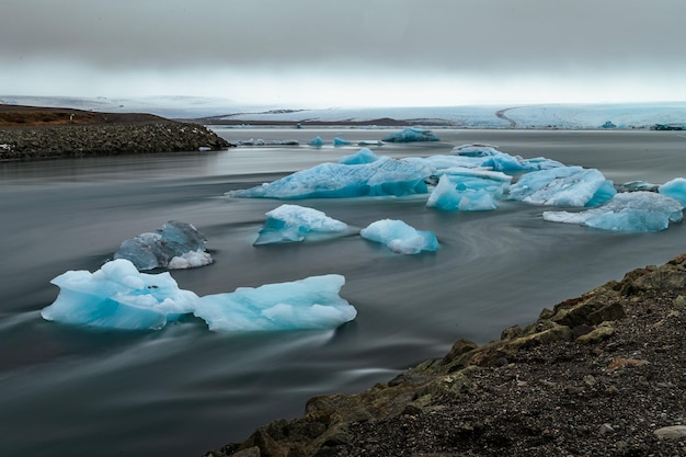 Eisberg vom Vatnajökull, der auf der Jökulsárlón-Lagune in Südisland schwimmt