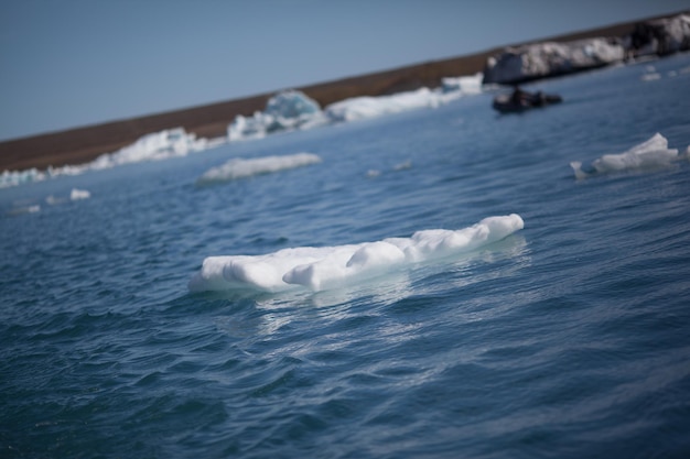 Foto eisberge, die auf dem meer schwimmen