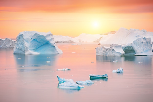 Eisberge im Atlantik bei Sonnenuntergang, Westküste Grönlands