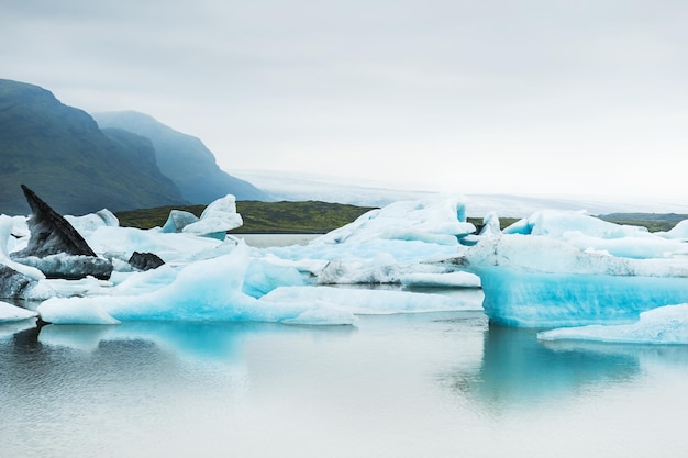 Eisberge im Gletschersee mit Bergblick. Vatnajökull-Gletscher, Fjallsarlon-Lagune, Südisland