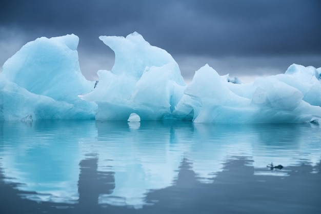 Eisberge im Skaftafell-Nationalpark Island Meeresbucht und Eisberge Reflexion auf der Wasseroberfläche Landschaften in Island Reisebild