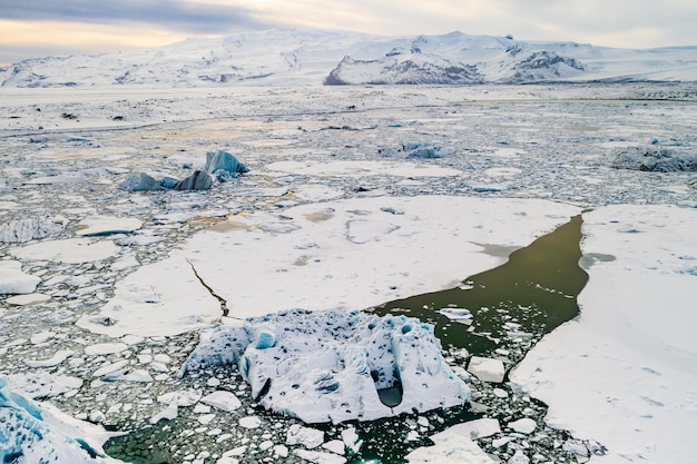 Eisberge in der Gletscherlagune Jökulsárlón Vatnajökull-Nationalpark Südost-Island Europa Luftaufnahme