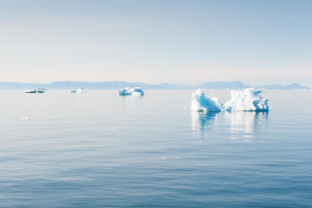 Eisberge schwimmen im Ilulissat-Eisfjord, Grönland