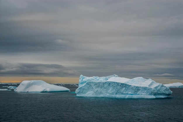 Eisberglandschaft in der Nähe der Antarktischen Halbinsel Antarktische Halbinsel Antarktis