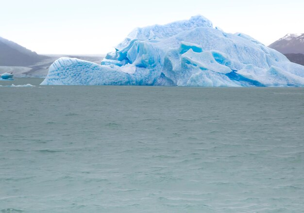 Foto eisberglandschaft in eisigen patagonischen gewässern