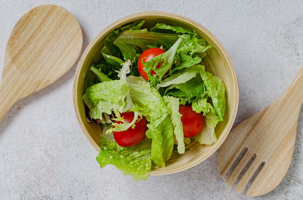 Eisbergsalat mit Tomate. Gesunder Lebensstil. Bio-Produkte aus dem Garten