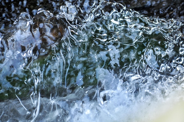 Eisbeschaffenheit am Bach