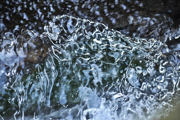 Foto eisbeschaffenheit am bach