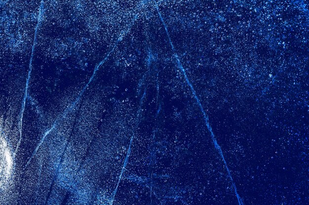 Eisbeschaffenheit mit gefrorenen Blasen und Rissen auf dunkelblauem Hintergrund. Schöner abstrakter dekorativer Hintergrund. Stilvolles abstraktes Design für Wraps, Geschenke, Stoffe, Textilien, Möbel. Wintermuster.