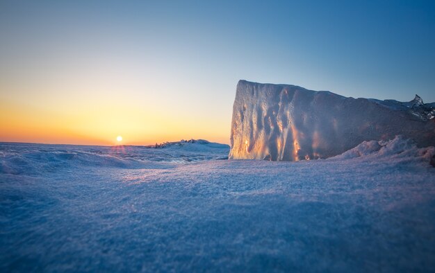 Foto eisblocknahaufnahme während des sonnenuntergangs. bild aufgenommen auf einem eis am see.