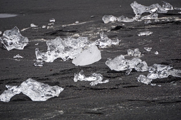 Eisblöcke am schwarzen Sandstrand Diamond Beach in Island