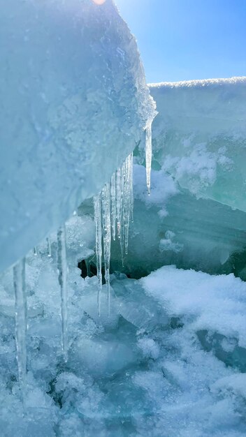 Eisblöcke auf dem zugefrorenen Meer in der Sonne