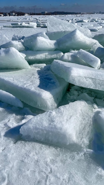 Eisblöcke auf dem zugefrorenen Meer in der Sonne