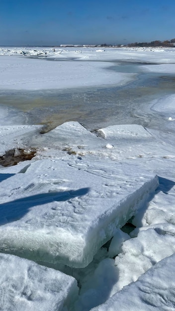 Eisblöcke auf dem zugefrorenen Meer in der Sonne