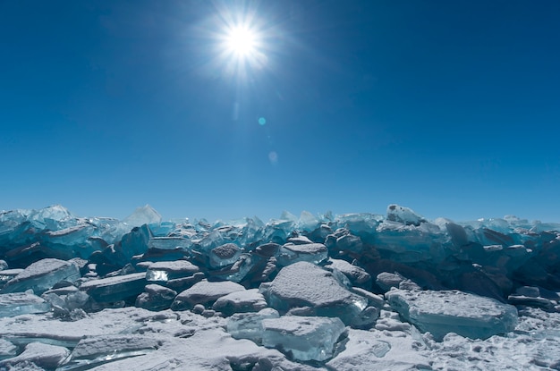 Eisblöcke gegen den blauen Himmel im Winter