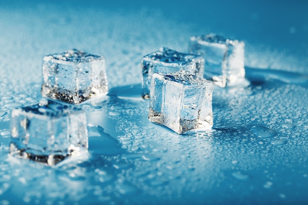 Eisblöcke mit Wassertropfen