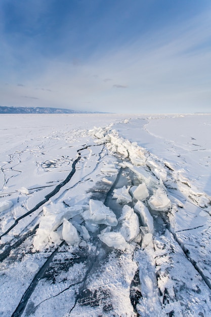 Eisblöcke, Schnee und Himmel am Baikalsee