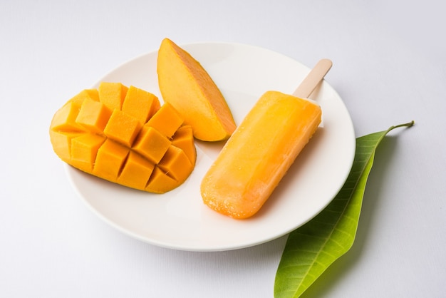 Eisbonbons mit Mangogeschmack oder Eisriegel oder Kulfi, bestehend aus süßen und leckeren Alphonso oder Hapoos Aam