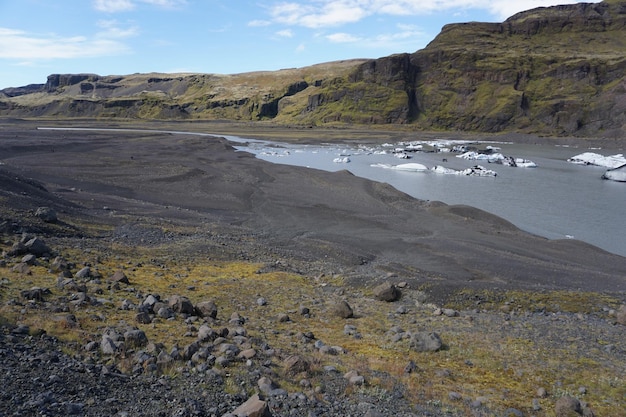 Eisbrocken, die im See am Solheimajokull-Gletscher in Island schwimmen