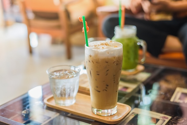 Eiscappuccinokaffee auf einem Holztisch