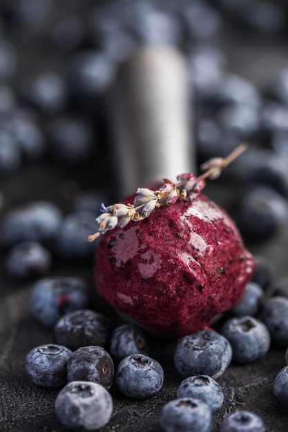 Eiscreme aus gefrorener Banane und Blaubeere. Veganes Eis. Leckeres vegetarisches Konzept