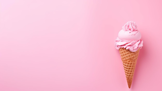 Eiscreme in einem Waffelkegel auf einem rosa Hintergrund mit Kopierraum