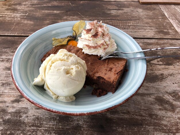 Foto eiscreme in einer schüssel auf dem tisch