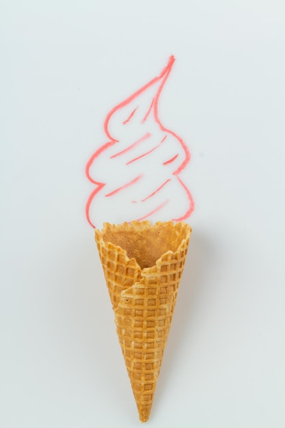 Eiscreme mit echtem Waffelkegel und handgezeichneter Creme vertikaler Schuss weißer Hintergrund