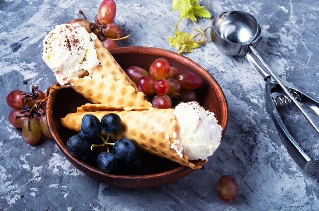 Eiscreme mit einem Geschmack von Trauben