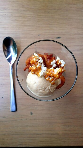 Eiscreme mit gebratener Banane und Karamell in einer Schüssel