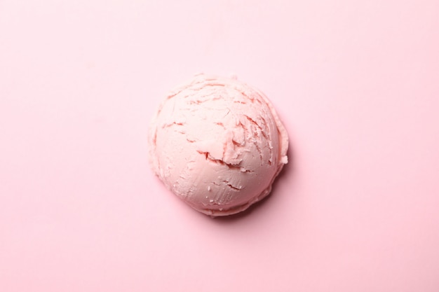 Eiscremeball auf rosa Oberfläche