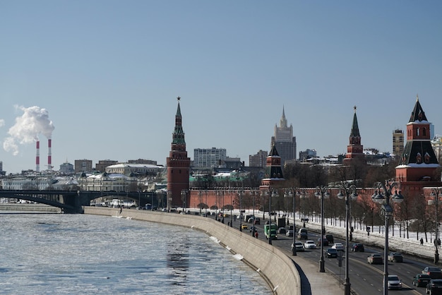 Eisdrift auf dem Moskwa-Fluss in der Nähe des Kremls