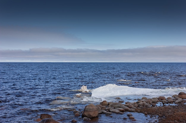 Eisdrift auf dem See Frühlings-Eisschmelze