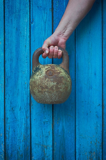 Eisen Kettlebell in der Hand des Menschen