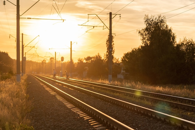 Eisenbahn bei Sonnenuntergang ohne Zug. Schöne perspektivische Ansicht zur Eisenbahn.