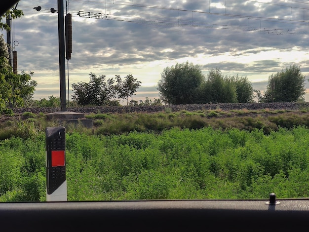 Eisenbahn im Grünen vom Autofenster aus gesehen