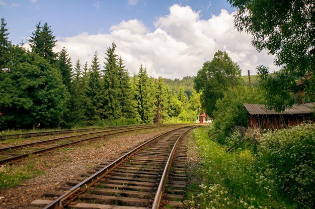 Eisenbahn in den Bergen, Landschaft, blauer Himmel