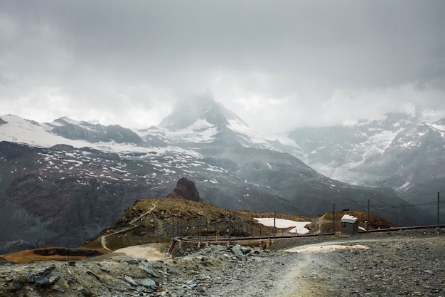 Eisenbahn in den Bergen Zermatt Schweizer Alpen Abenteuer in der Schweiz Europa Matterhorn mit Wolken