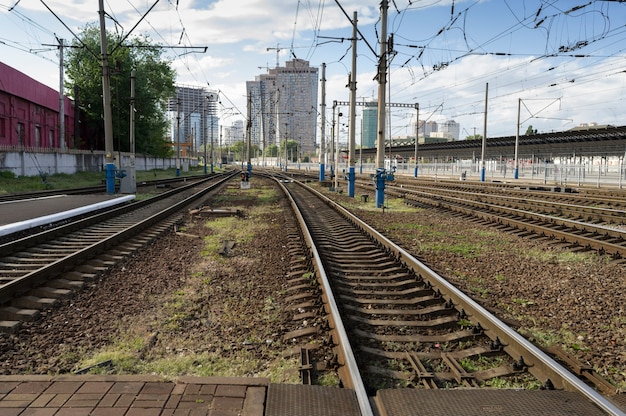 Eisenbahn in einem Wohngebiet der Stadt zwischen nahen Hochhäusern an einem sonnigen Tag