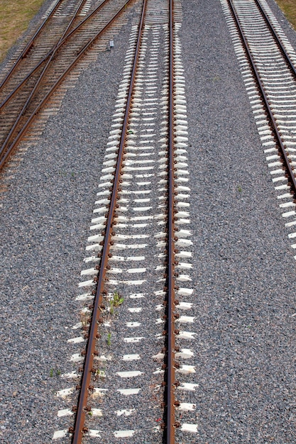 Eisenbahn mit Balken und Metallschienen