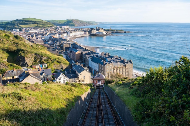 Eisenbahn nach Aberystwyth in Wales mit Blick auf das Meer