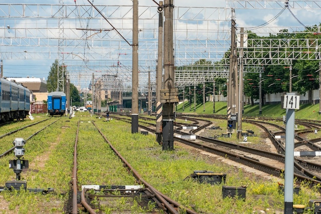 Eisenbahn und Schwellen in der Nähe Ein wichtiger Eisenbahnknotenpunkt in der Nähe des Bahnhofs für die Zugverkehrslogistik zwischen den Frachttransporten der Städte